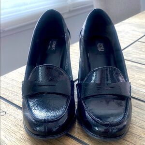 Black pattern leather pumps